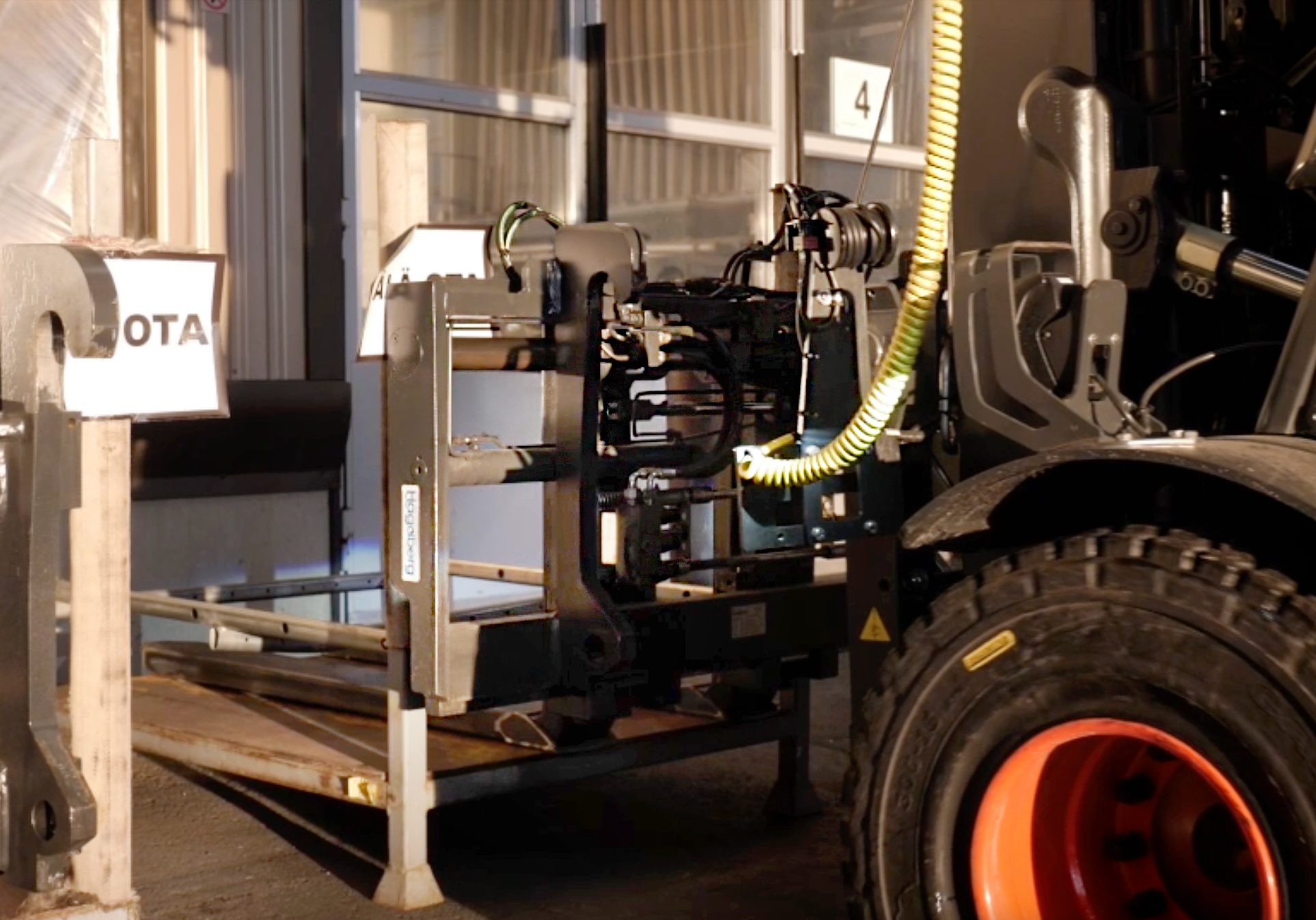 Trucken lämnar på några sekunder av gaffelspridaren i förvaringsstativ. 